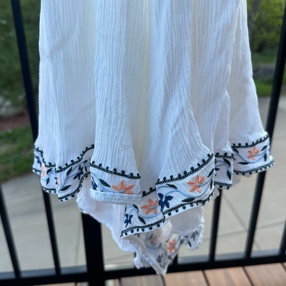 Whimsical White Embroidered Romper | Size 6 - Fits like a US Women’s Small - Picture 9 of 14